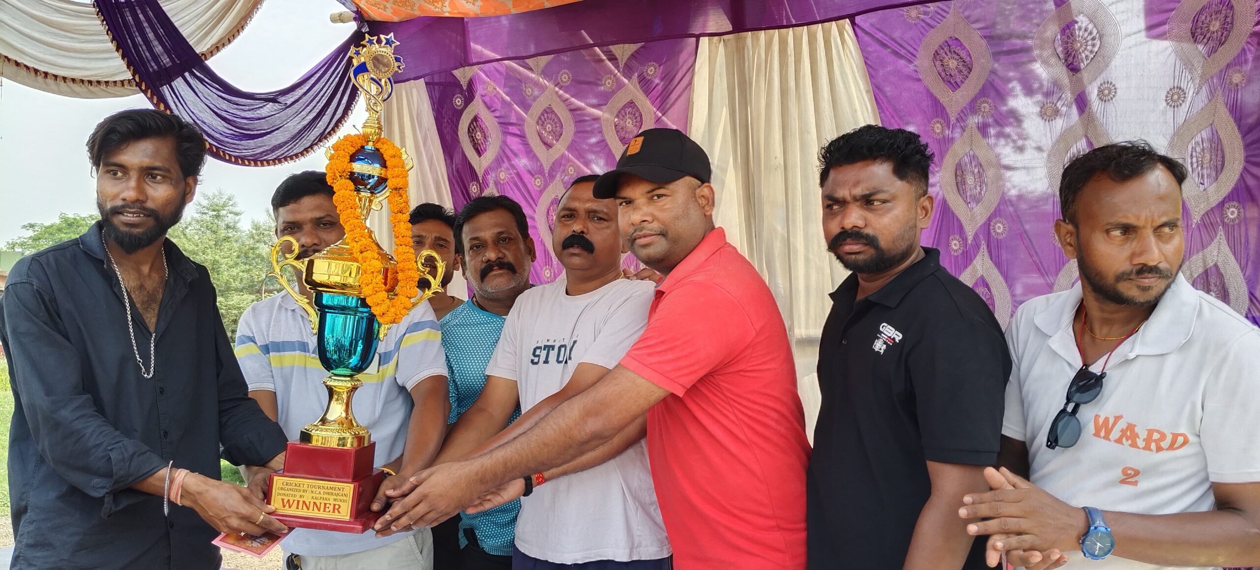 Gamharia: धीराजगंज में आयोजित क्रिकेट प्रतियोगिता के विजेता हुए पुरस्कृत