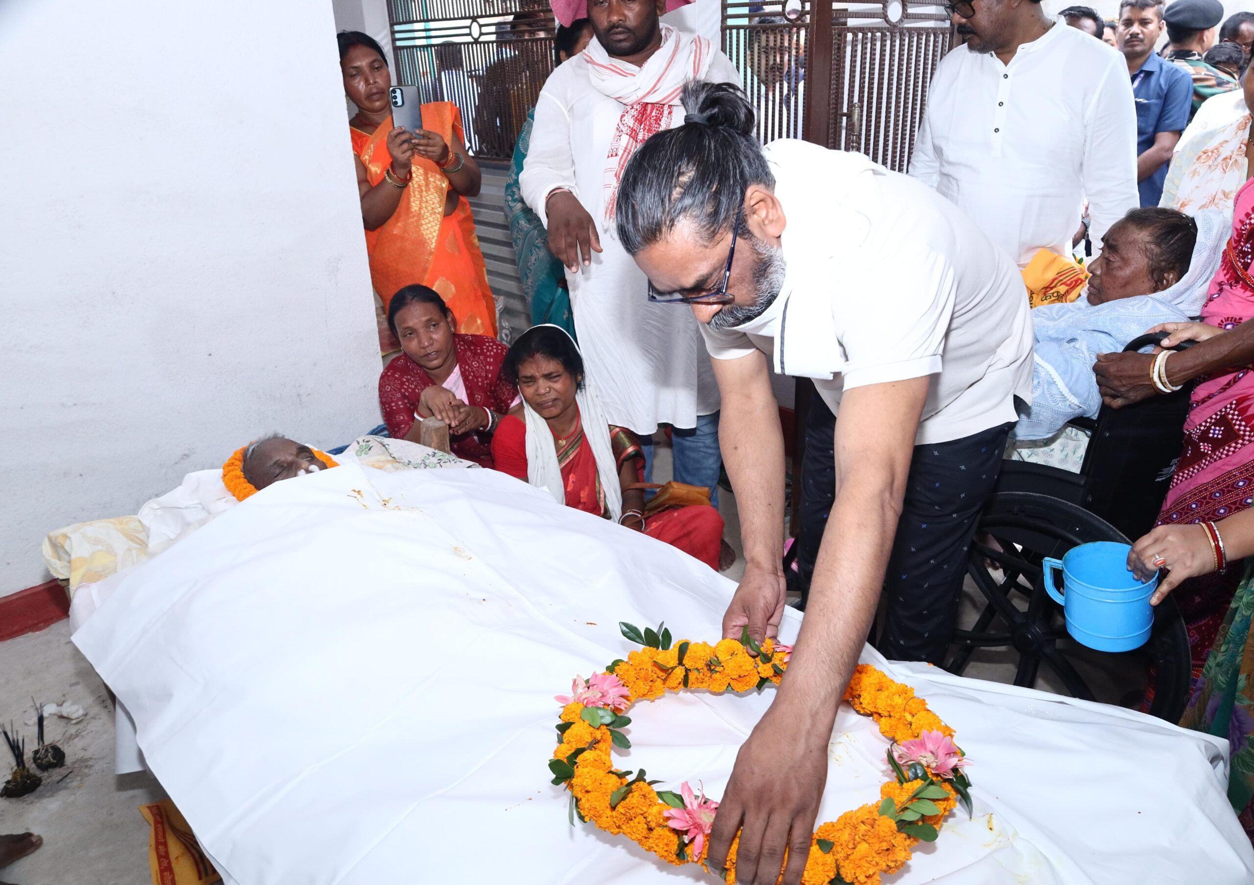 Jharkhand: मुख्यमंत्री हेमन्त सोरेन ने पैतृक गांव नेमरा में दिवंगत जगदीश सोरेन को दी भावभीनी श्रद्धांजलि