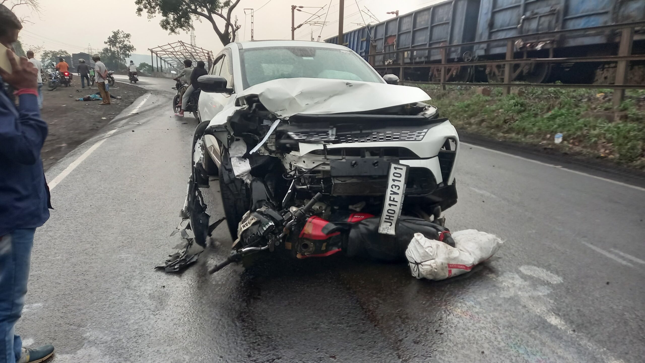 Saraikela: चांडिल रेलवे क्रॉसिंग के पास दर्दनाक हादसा अनियंत्रित कार ने बाइक सवार को बेरहमी से कुचला