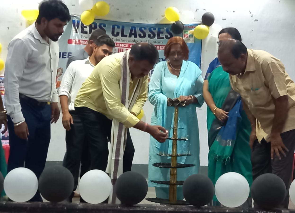 VIPS Classes: वेप्स क्लासेस ने मेधावी छात्रों को किया सम्मानित