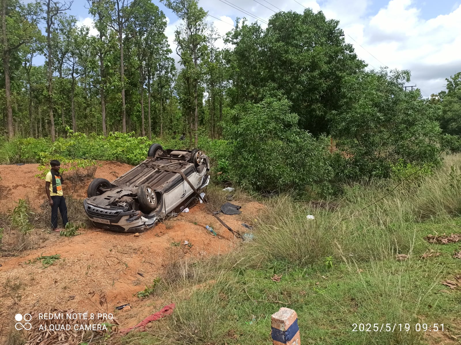 Bahragora: टायर ब्लास्ट के बाद पलटी कार, बाल-बाल बचे सवार