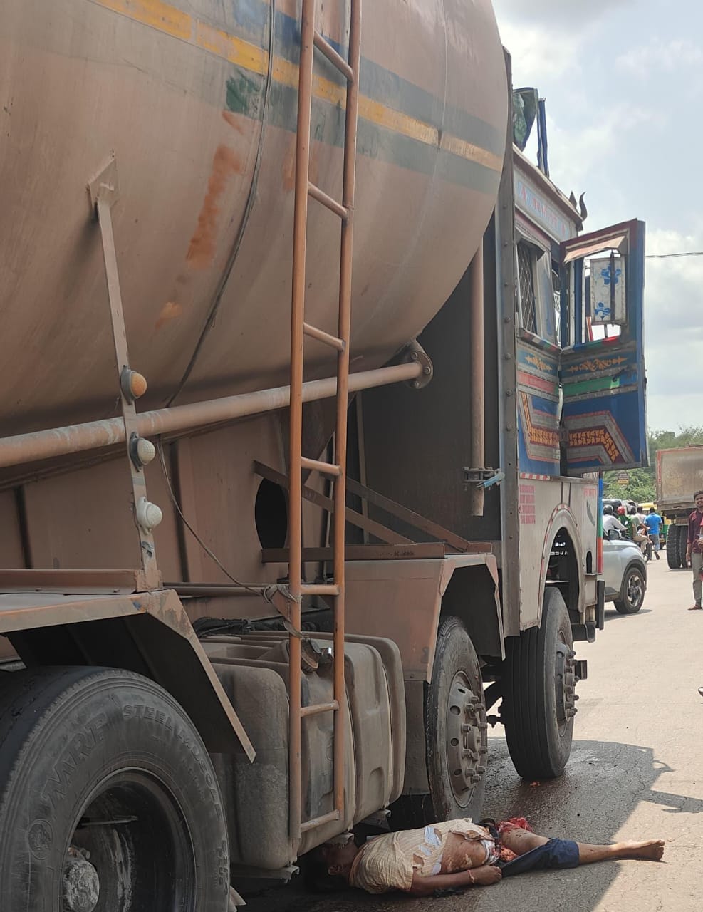 Gamharia: टैंकर की चपेट में आई बाइक, मौके पर ही मौत