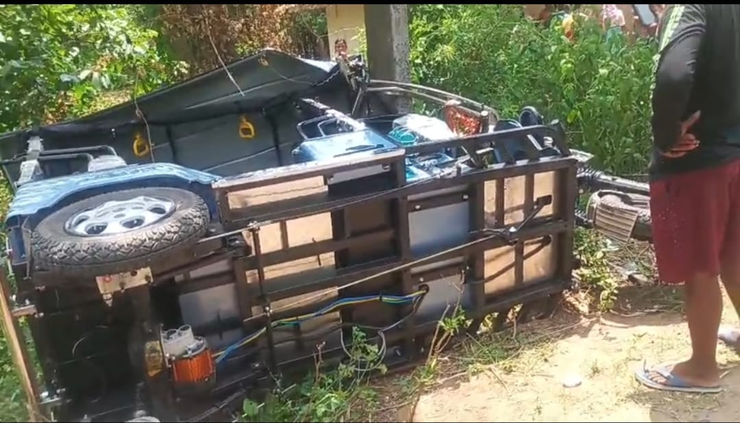 Jhargram: तेज़ रफ्तार बनी आफत, बिजली के खंभे से टकराई टोटो