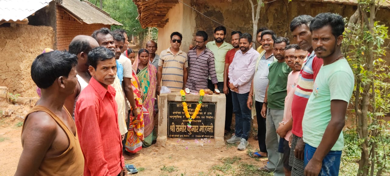 Bahragora: वर्षों पुरानी मांग हुई पूरी, PCC सड़क निर्माण कार्य शुरू