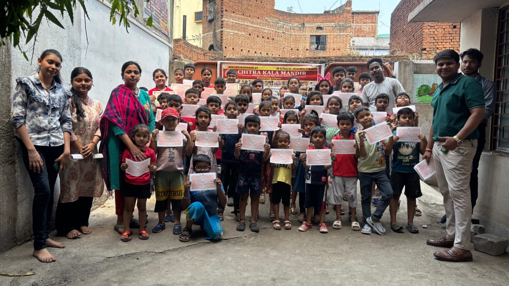 Gamharia: बच्चों की रचनात्मकता को मिला मंच, चित्रकला मंदिर में उभरी नई प्रतिभाएं