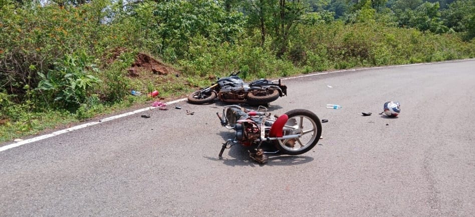 West Singhbhum: वायरलेस ढलान के पास दो बाइक की जबरदस्त टक्कर, तीन घायल