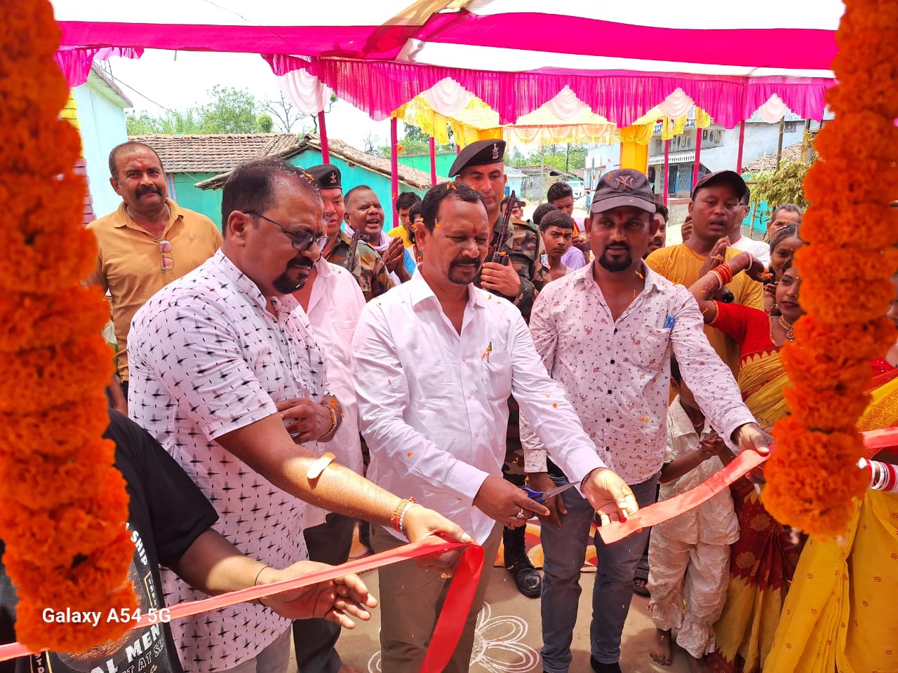 West Singhbhum: अखंड हरि संकीर्तन शुरू, मंत्री दीपक बिरुवा ने किया उद्घाटन