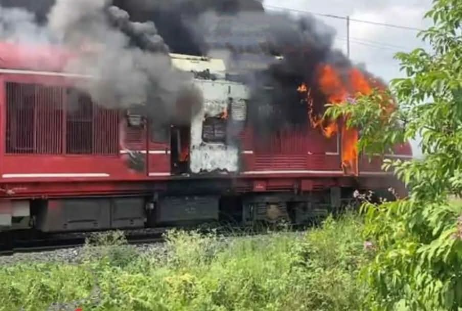 Silliguri: डेमू पैसेंजर ट्रेन में लगी आग, सभी यात्री सुरक्षित