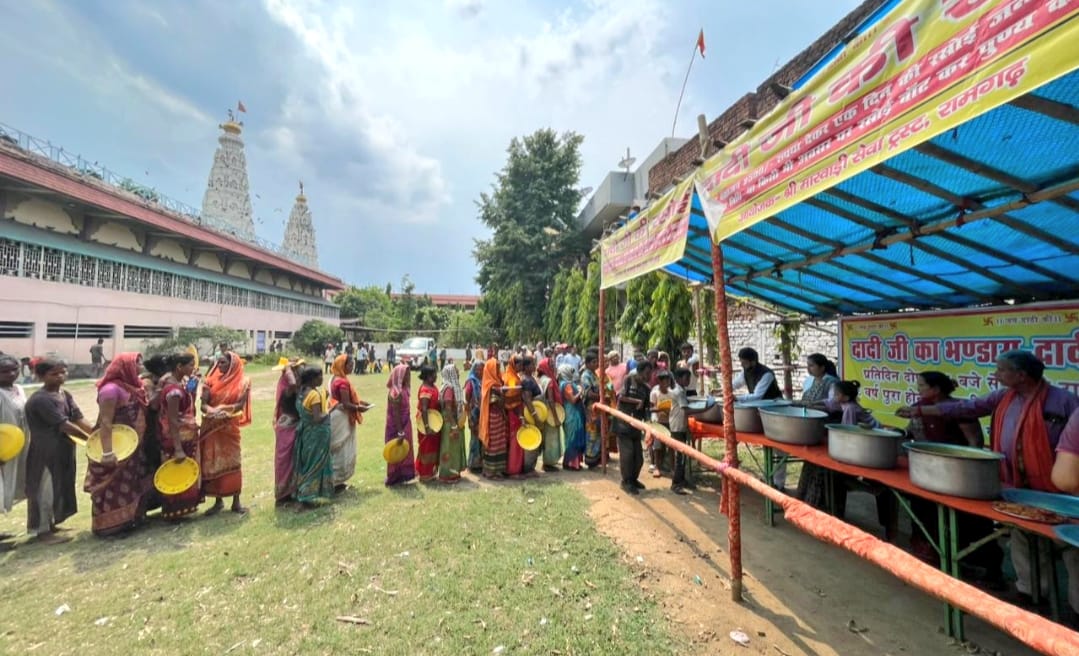 Ramgarh: भाजपा नेता धनंजय कुमार पुटूस ने जरूरतमंदो के बीच मनाई अपनी शादी की सालगिरह