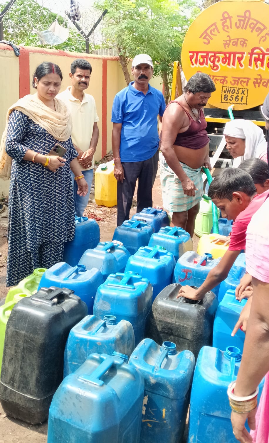 Jamshedpur: भीषण गर्मी के बीच पूर्व जिप उपाध्यक्ष की पहल, तीन स्थानों पर निःशुल्क जल आपूर्ति शुरू
