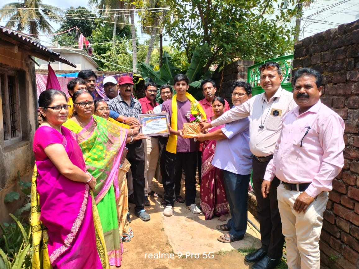 Jhargram: माध्यमिक एवं उच्चतर माध्यमिक के टॉपर्स छात्र हुए सम्मानित