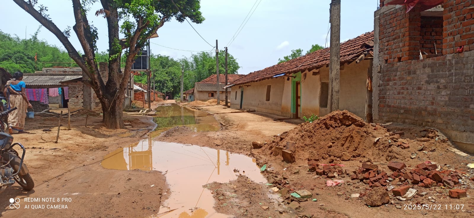 Bahragora: कीचड़ से पटी गांव की PCC सड़क, न नाला – न निकासी, सिर्फ इंतज़ार