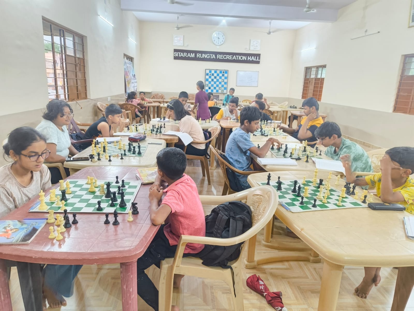 Chaibasa: शतरंज समर कैंप के दूसरे दिन खिलाड़ियों को सिखाया गया मिडिल गेम का कौशल