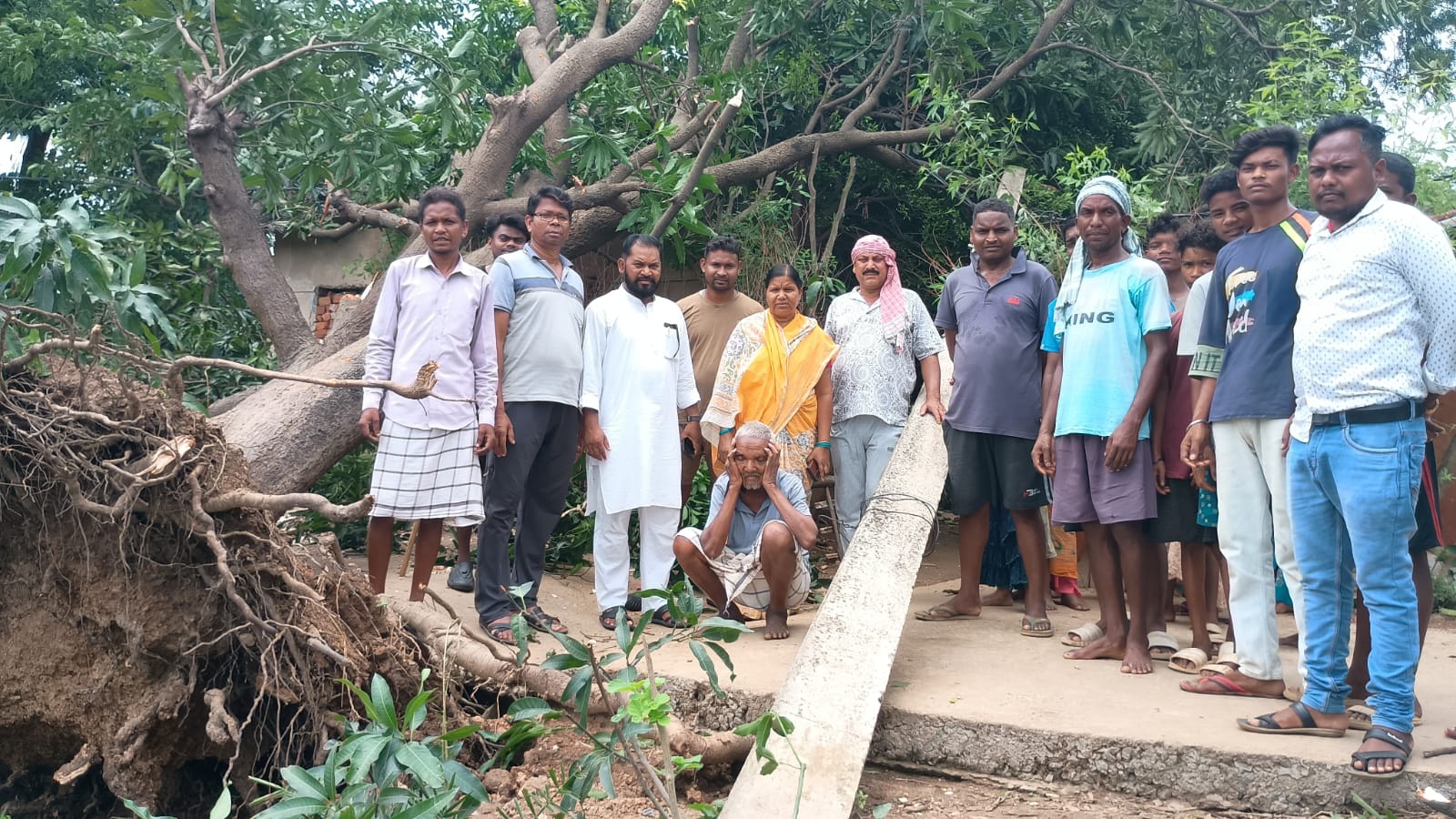 Jadugora: राजदोहा में तेज बारिश में घर पर बिजली का पोल गिरा