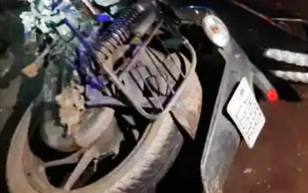 Gamharia: ओवरब्रिज के पास फिर बेकाबू कार का कहर, बाइक सवार घायल