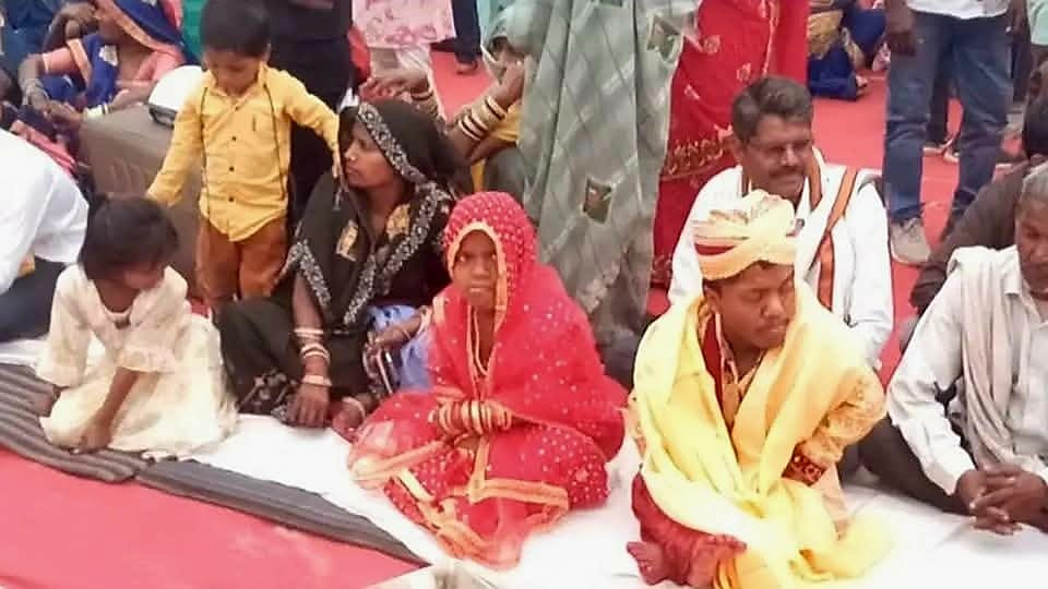 Kaushambi: मुंबई से आया ढाई फीट का दूल्हा, तीन फीट की दुल्हन अपने साथ ले गया, सामूहिक विवाह में लिए सात फेरे