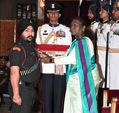 Gallantry Awards: राष्ट्रपति भवन में गूंजा वीरता का सम्मान, राष्ट्र की शांति के प्रहरी हुए सम्मानित
