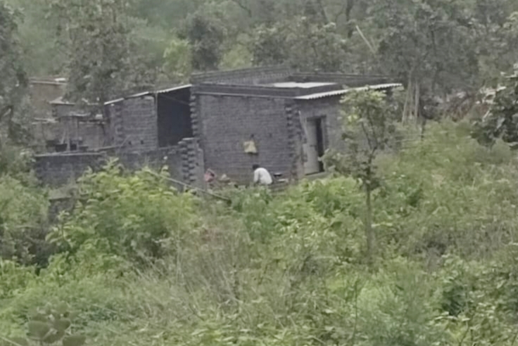 Gamharia: सालडीह में धड़ल्ले से हो रहा वनभूमि पर अतिक्रमण, ग्रामीणों ने सांसद को सौंपा ज्ञापन