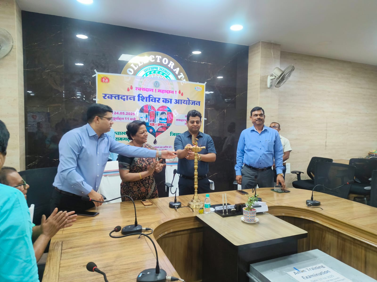 Ramgarh: उपायुक्त के नेतृत्व में रक्तदान शिविर, अधिकारियों ने बढ़चढ़कर किया सहयोग