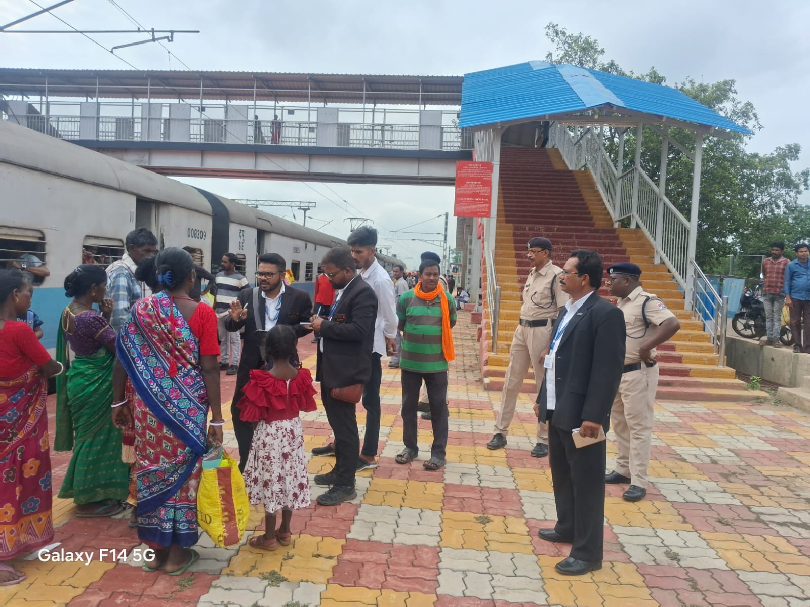 Railways: खड़गपुर मंडल में चला विशेष टिकट जांच अभियान, कई यात्री दंडित