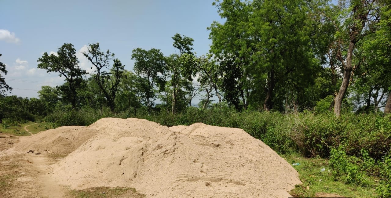 Chandil: चौड़ा पंचायत के विभिन्न स्थानों पर की गई छापामारी, अवैध बालू जब्त