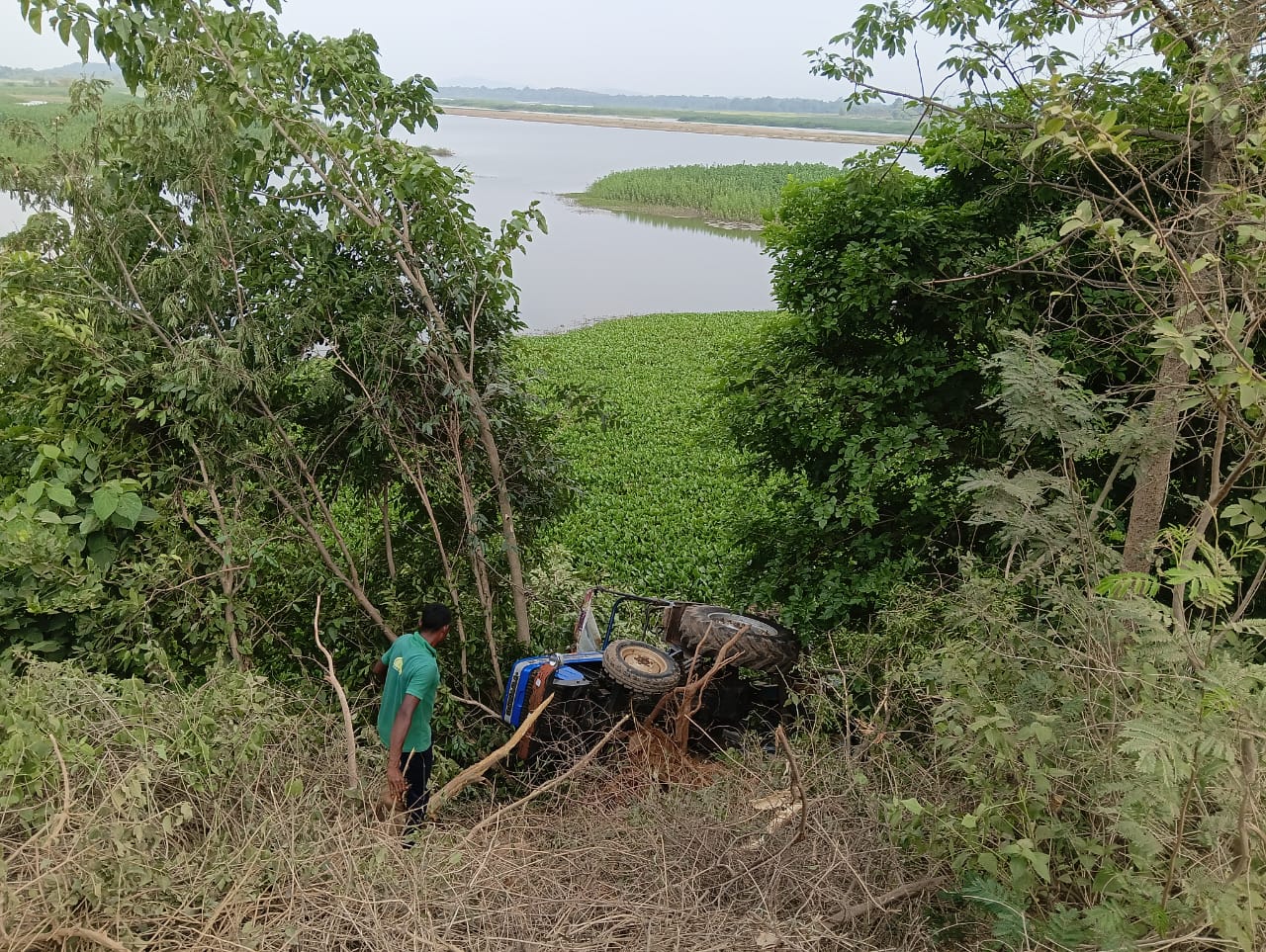 Saraikela: अधिकारियों की मिलीभगत से बालू माफियाओं के हौसले हो रहे बुलंद, लोगों की नाराजगी