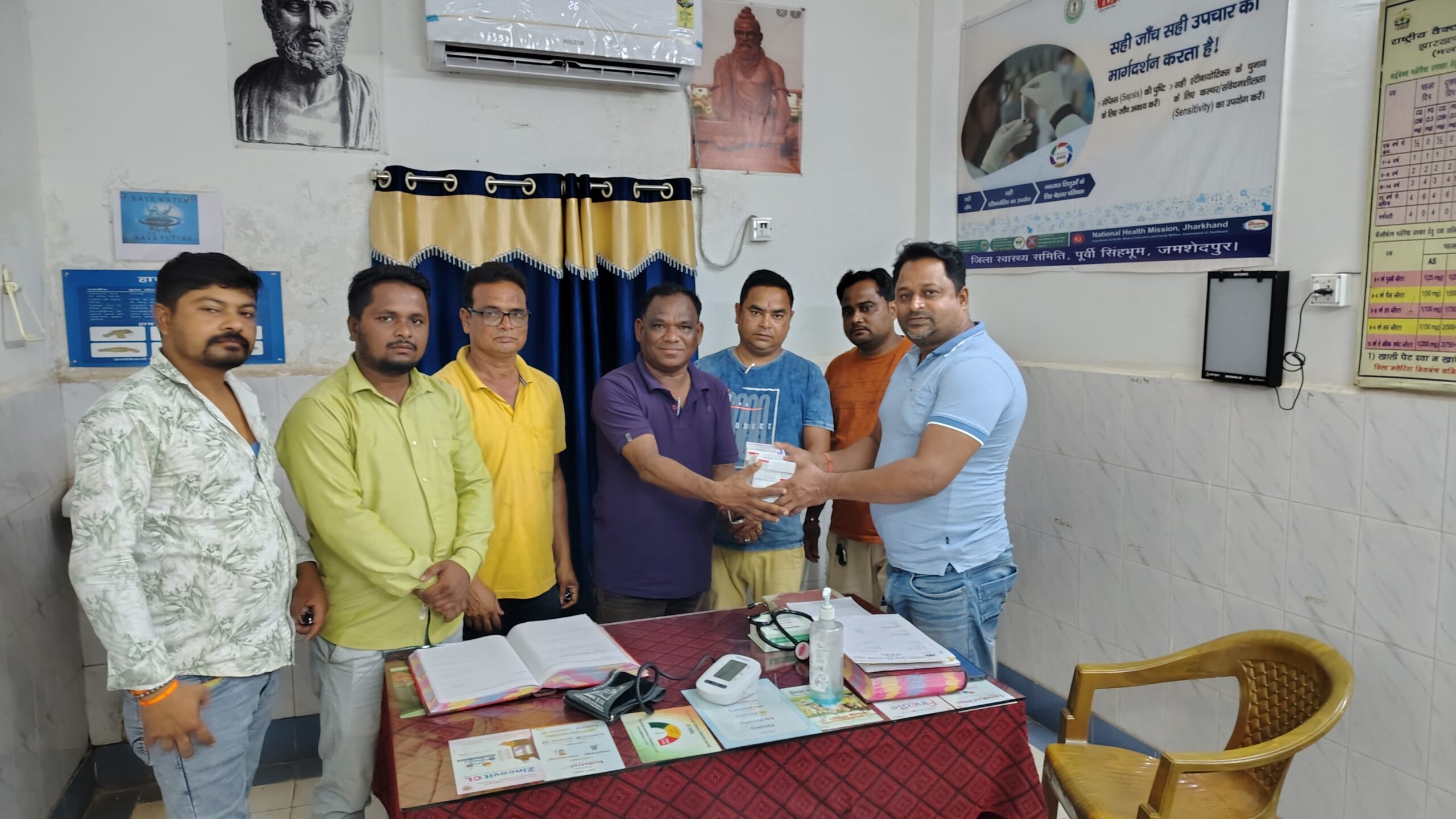 Bahragora: सामुदायिक स्वास्थ्य केंद्र में रेबीज इंजेक्शन की कमी, सांसद प्रतिनिधि ने निजी स्तर से उपलब्ध कराए इंजेक्शन