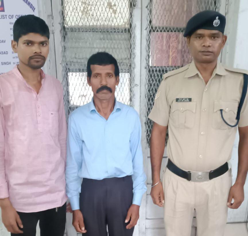 Chandil: आरपीएफ पुलिस ने बिछड़े विक्षिप्त को परिजनों को सौंपा