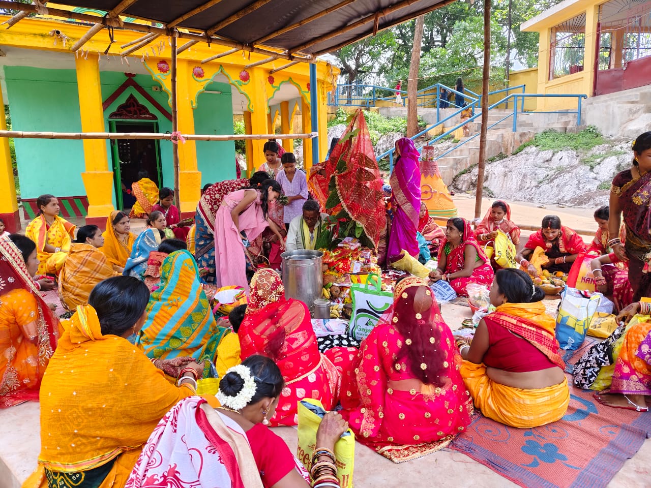 Gua : सुहागिन महिलाओं ने पति की लंबी आयु के लिए की वट सावित्री की पूजा-अर्चना