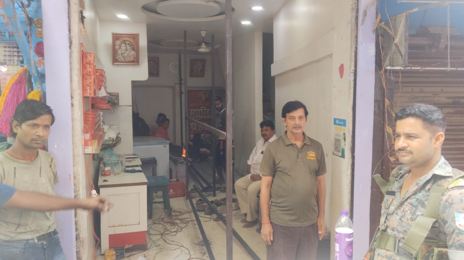 Deoghar:  पेड़ा गली में हुई दखल दिहानी, पुलिस और मजिस्ट्रेट ने डिग्री होल्डर को दिलाया कब्जा