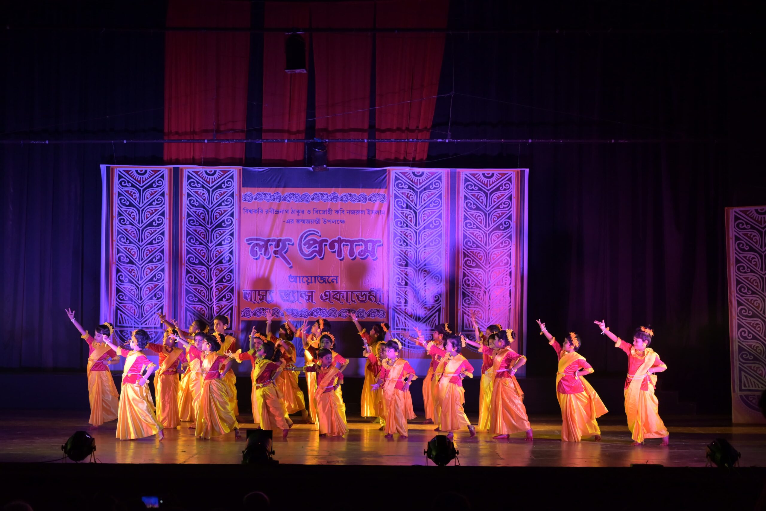 Jhargram: ‘लोह प्रणाम’ में 172 विद्यार्थियों की भावपूर्ण प्रस्तुति – ‘चित्रांगदा’ बनी आकर्षण का केंद्र