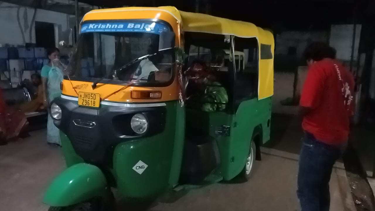 Chandil: रिश्तेदारी से लौटते समय हुआ हादसा सड़क हादसा, बाल-बाल बचे पति, पत्नी की हालत गंभीर