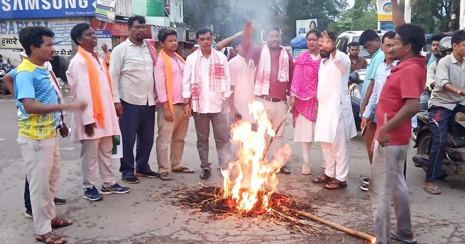 Jamshedpur: आदिवासी क्षेत्रों में शराब दुकानें खोलने के विरोध में उग्र प्रदर्शन, जमशेदपुर में फूंका हेमंत का पुतला