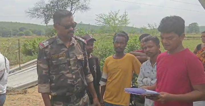 Saraikela: शहरबेड़ा में ग्रामीण ने बिल्डर पर जमीन कब्जाने का लगाया आरोप, पुलिस कर रही जांच