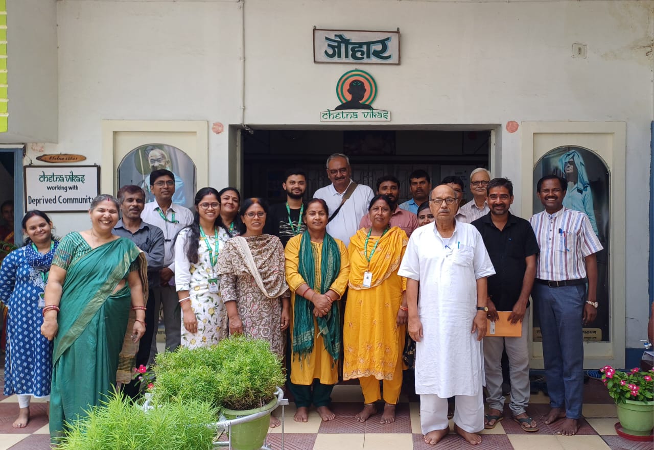 Deoghar: ध्वनि फाउंडेशन के संस्थापक और निदेशक ने चेतना विकास का किया दौरा