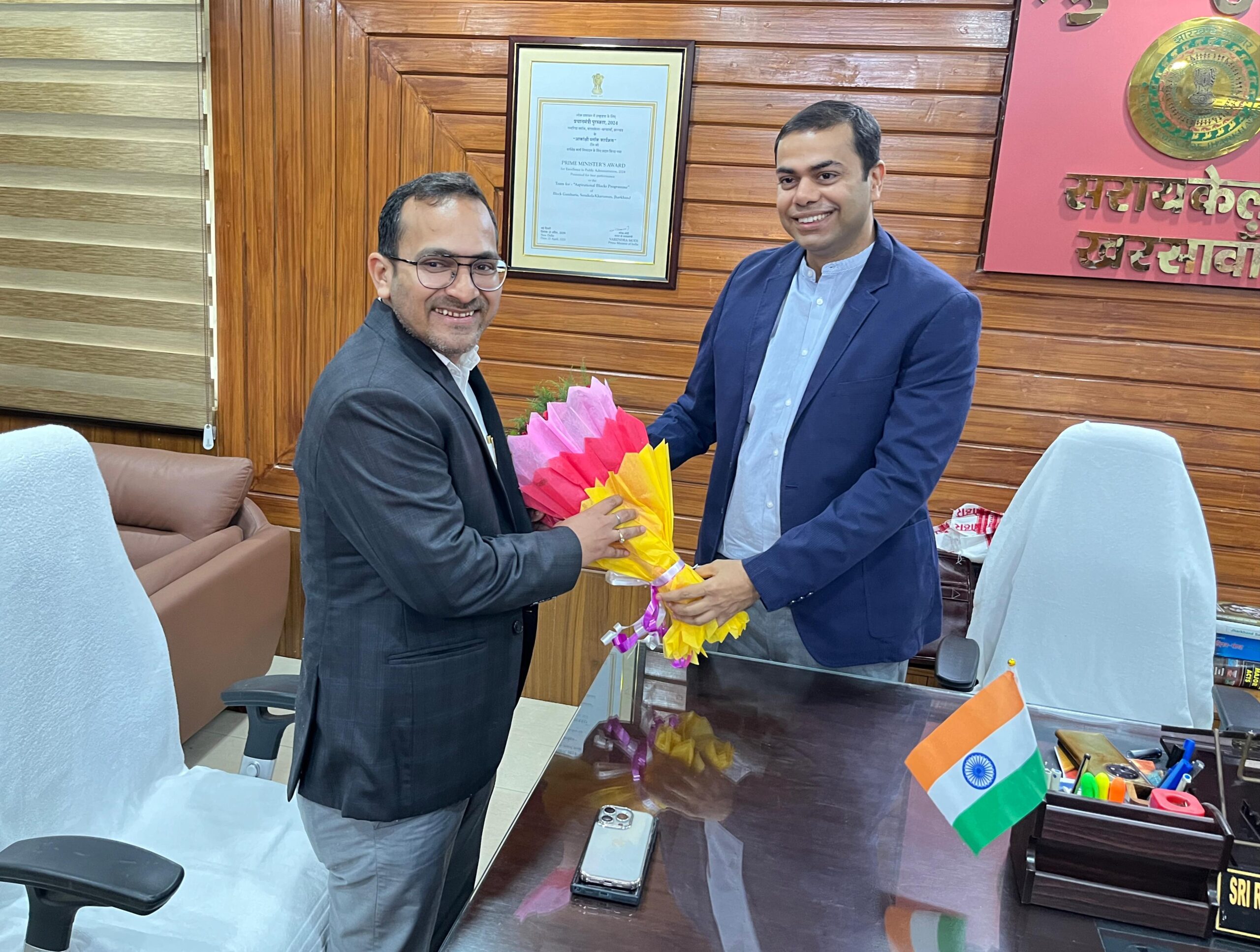 Saraikela: नए डीसी नितीश कुमार सिंह ने पदभार संभाला, योजनाओं को धरातल पर उतारना प्राथमिकता