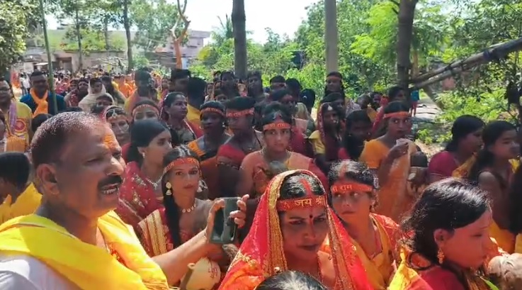 Deoghar: देवनगरी में नवाह परायण हवनात्मक महायज्ञ को लेकर निकाली गई कलश यात्रा