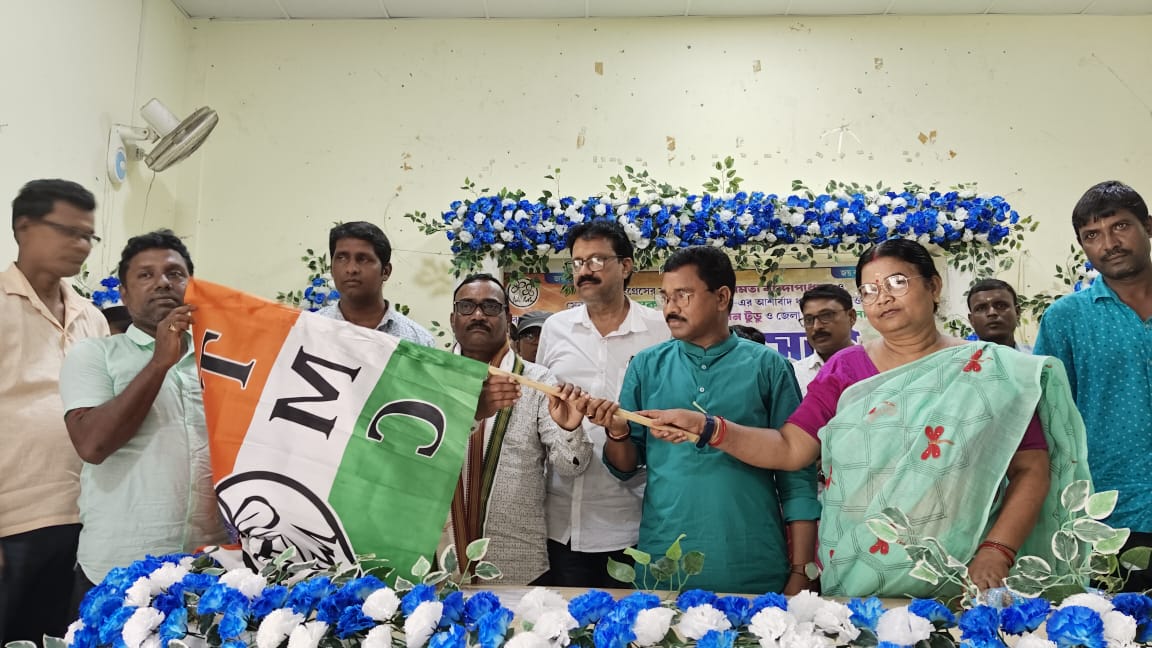 Jhargram : रंजीत कामिल्या ने 100 लोगों के साथ तृणमूल कांग्रेस का दामन थामा