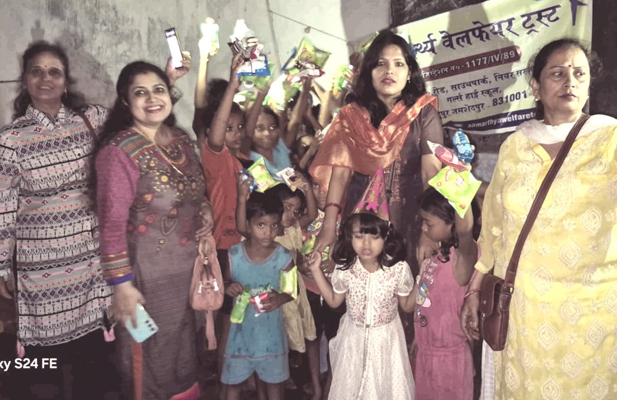 Jamshedpur: सामर्थ्य वेलफेयर ट्रस्ट ने वितरित की पोषण सामग्री, बच्चों को किया गया प्रोत्साहित