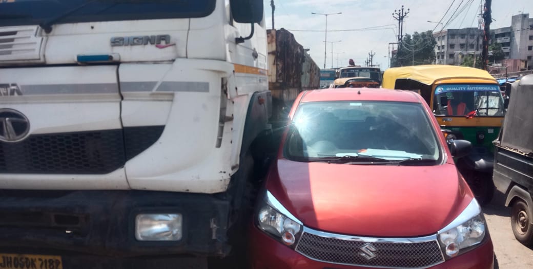 Gamharia: लाल बिल्डिंग चौक पर सड़क पर ही भिड़े दो पहिएदार, मचा बवाल