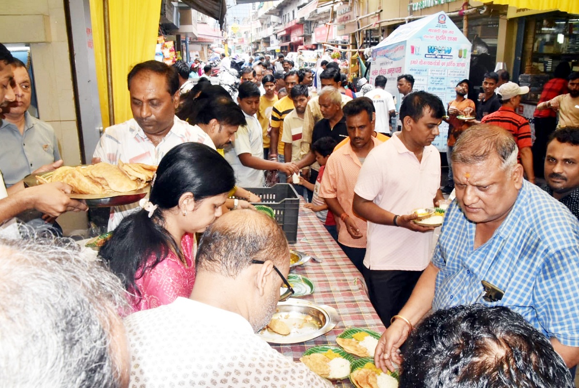 Jamshedpur: स्वर्गीय विनोद अग्रवाल की स्मृति में मारवाड़ी समाज ने किया प्रसाद वितरण