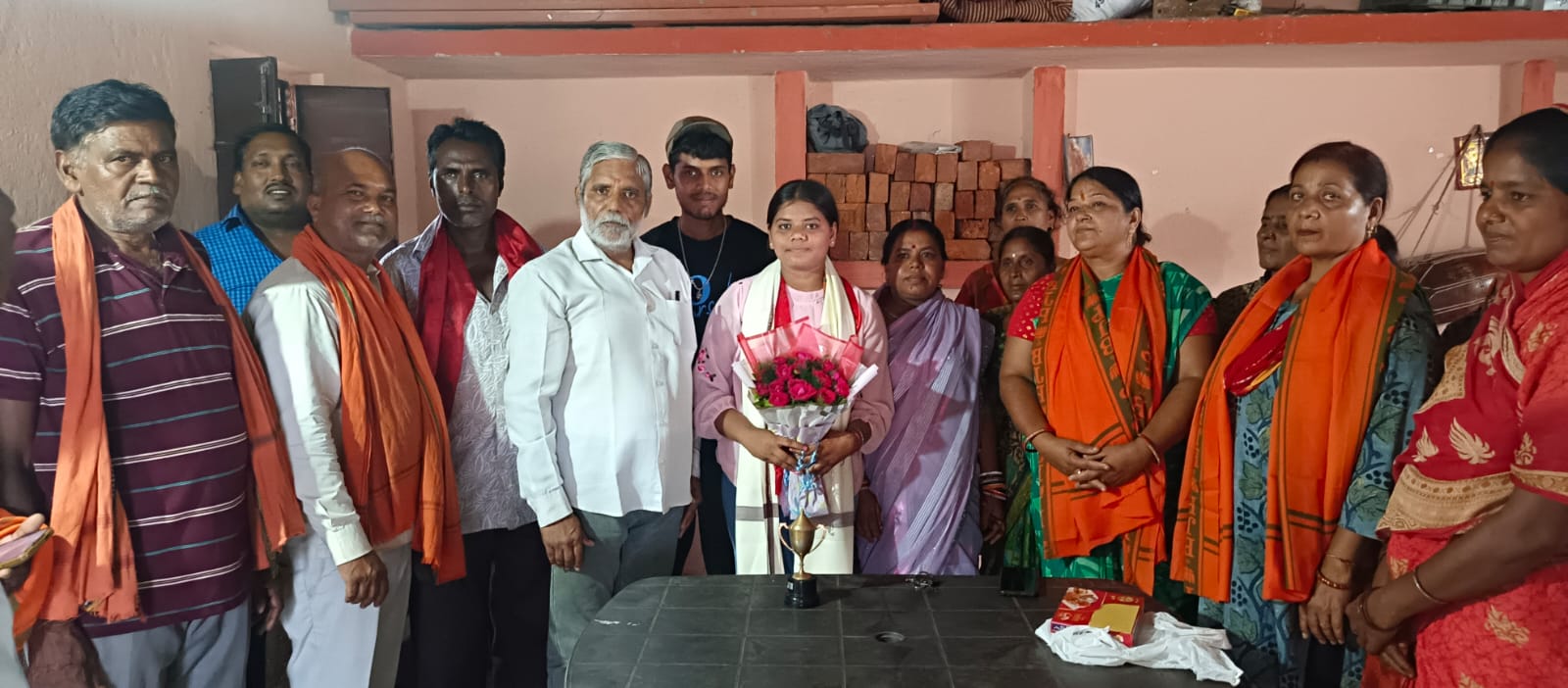Jamshedpur: जिले की मैट्रिक टॉपर प्रतिमा गोराई को बागबेड़ा समिति ने किया सम्मानित