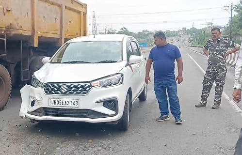 Gamharia: दो कारों की आमने-सामने टक्कर, टायर फटने से हुई दुर्घटना