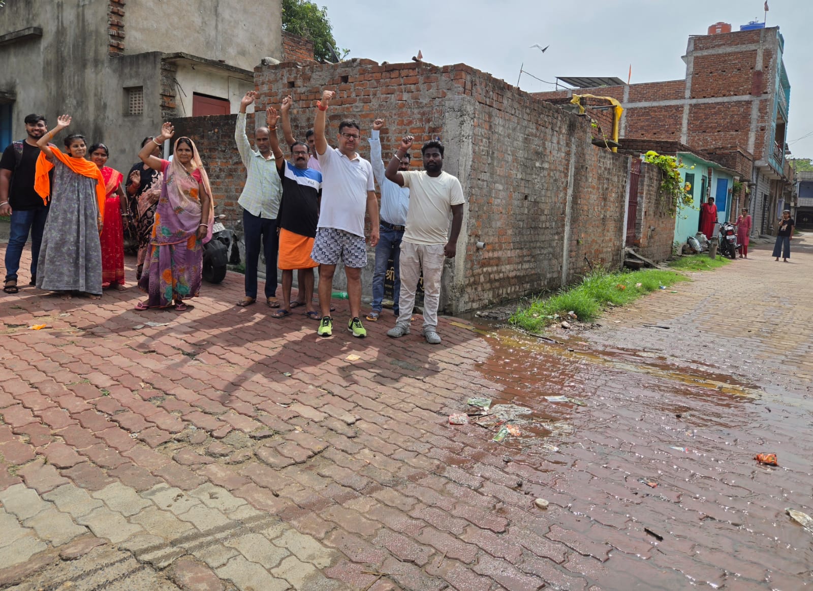 Jamshedpur: समता नगर में बजबजा रही है नालियां, मानगो नगर निगम के खिलाफ हल्ला बोल