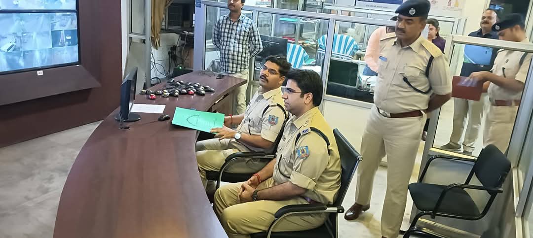 Jamshedpur: साकची कंट्रोल रूम पहुंचे SSP, सेवा प्रणाली का लिया जायजा