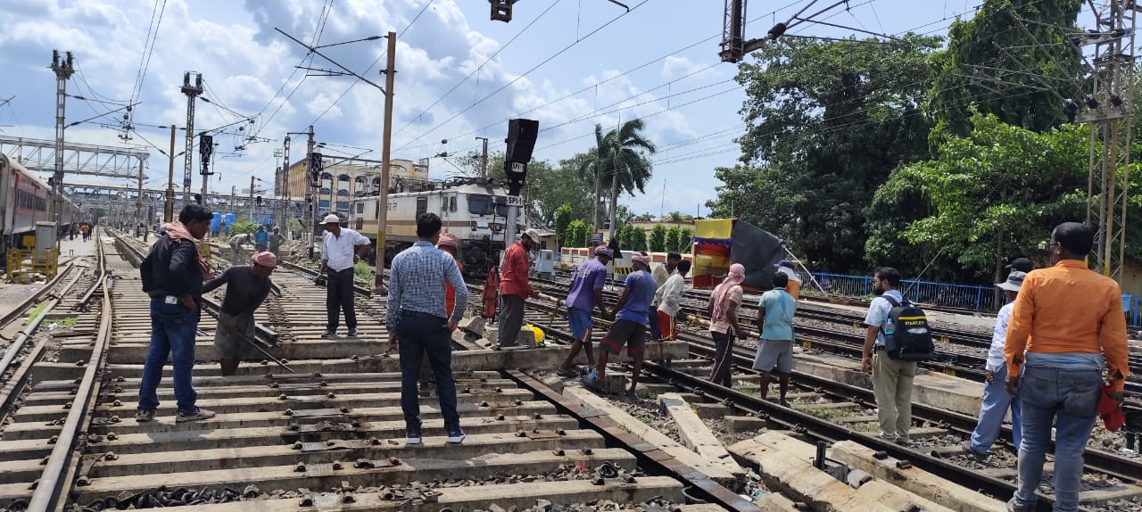 Kharagpur Railway Division: संतरागाछी यार्ड, गैर-इंटरलॉक्ड तकनीक से बदल रहा रेलवे का इन्फ्रास्ट्रक्चर