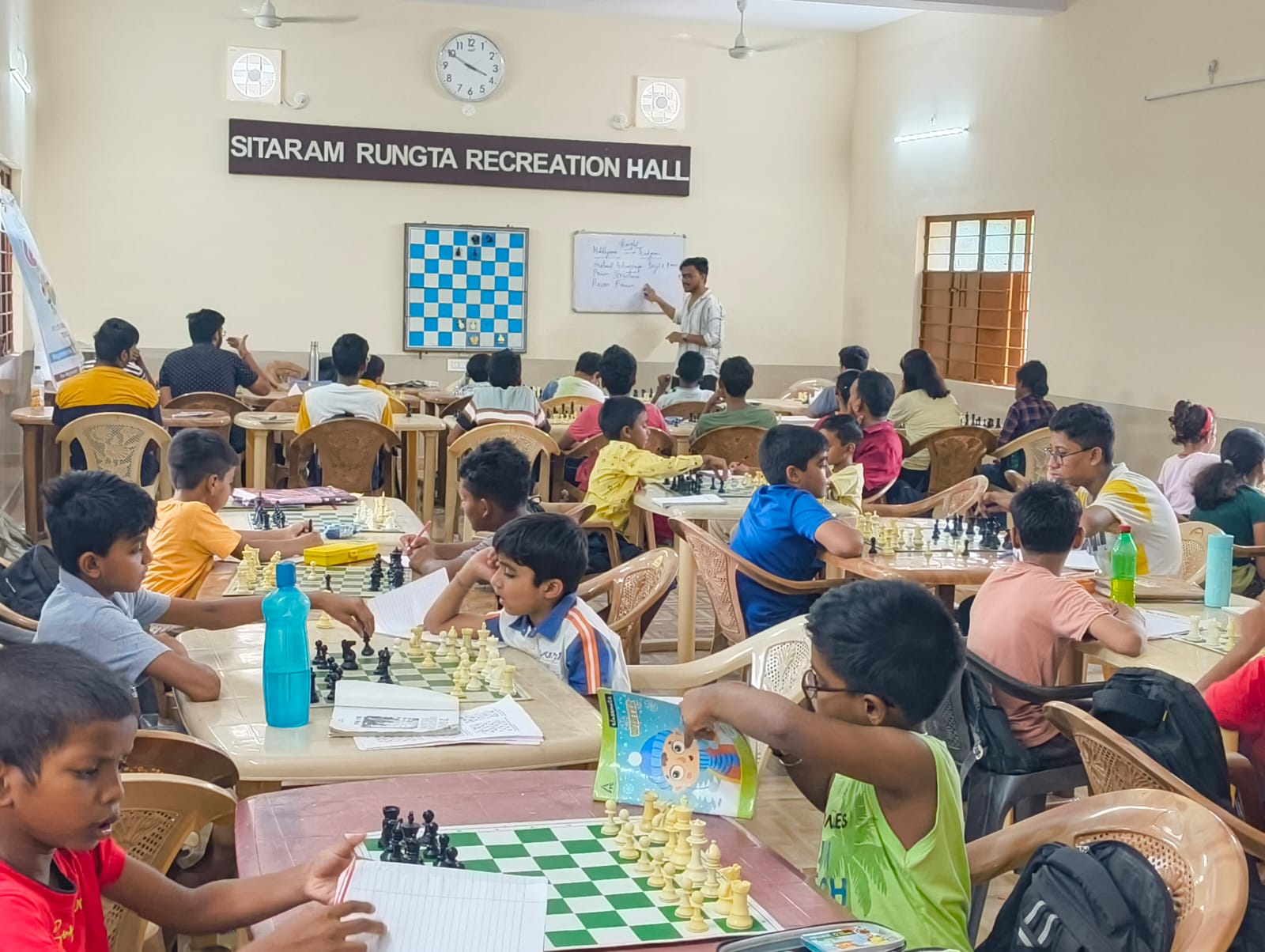 Chaibasa: शतरंज समर कैंप के दसवें दिन अनुभव और रणनीति की सीख, संभावनाओं की बिसात पर युवा खिलाड़ी