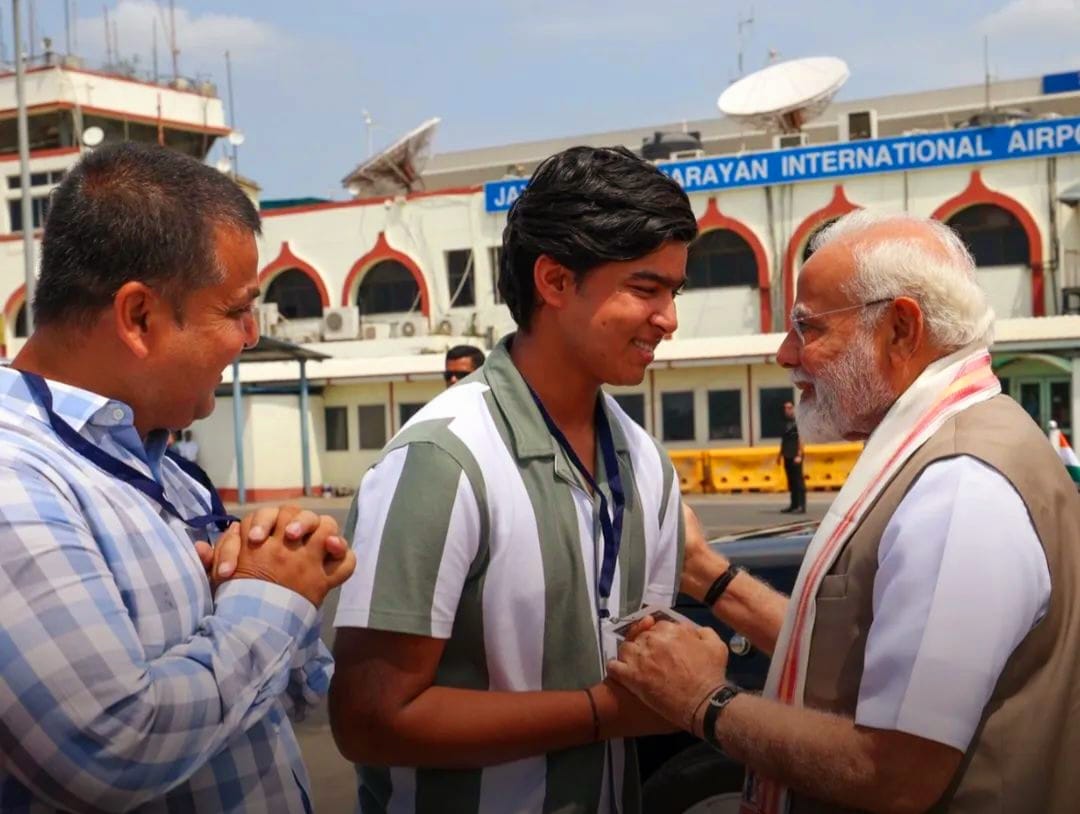 Patna Airport पर विशेष क्षण, 14 वर्षीय क्रिकेट खिलाड़ी वैभव सूर्यवंशी से मिले PM Modi