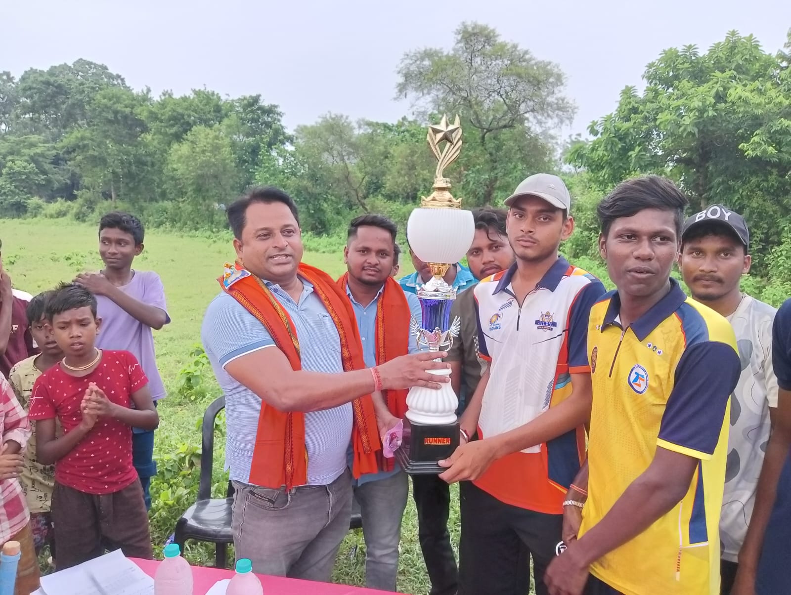 Baharagora: गोधा बहुलिया में दो दिवसीय क्रिकेट प्रतियोगिता में रिंकू ब्रदर खंडामैदा ने जीता खिताब