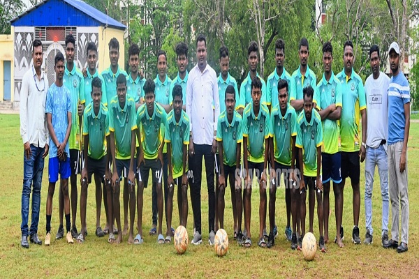Jharkhand sporting club  : समाजसेवी गोविंदा ने फुटबॉल खिलाड़ियों को प्रदान किया खेल किट